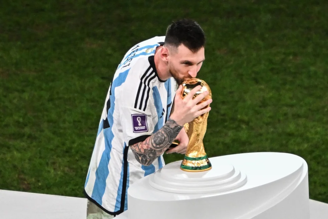 梅西捧起大力神杯 阿根廷冠军 恭喜梅西