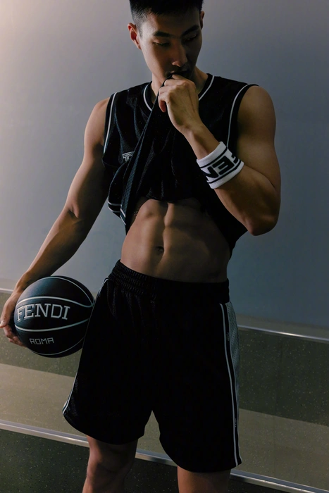 CBA篮球运动员李玮颢帅气写真图片