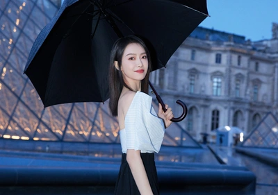 雨幕下的巴黎宋茜撑伞图片壁纸