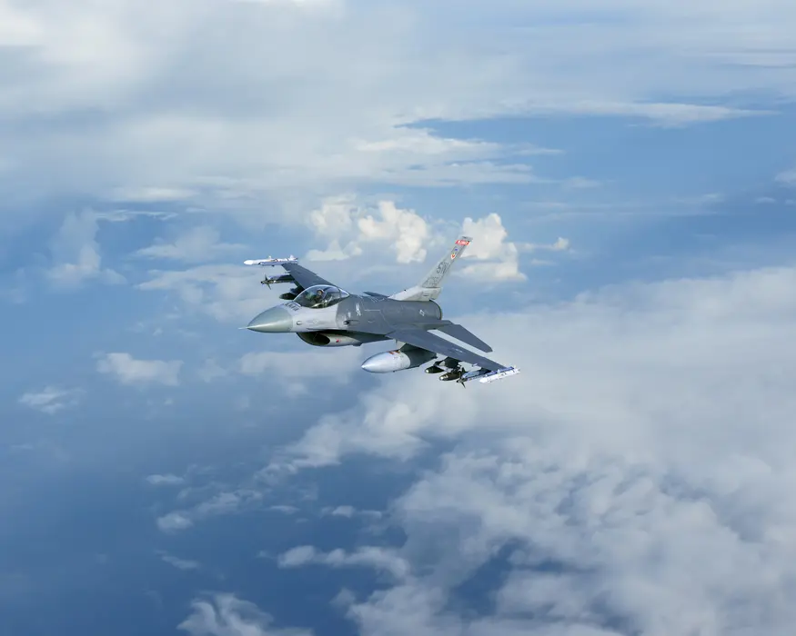 F-16C战斗机高清图片桌面壁纸