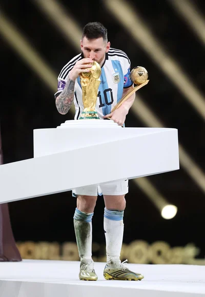 梅西捧起大力神杯 阿根廷冠军 恭喜梅西