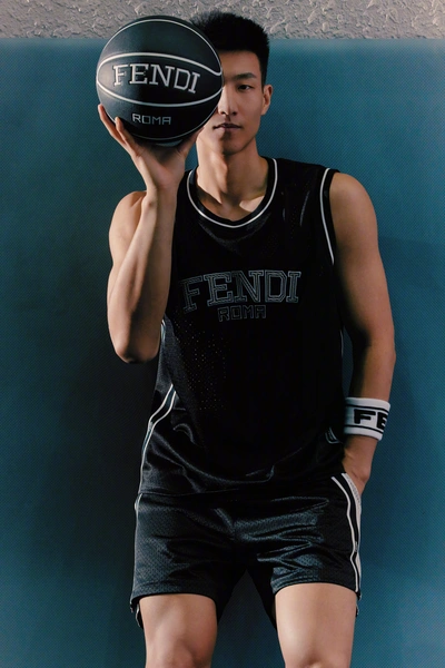 CBA篮球运动员李玮颢帅气写真图片