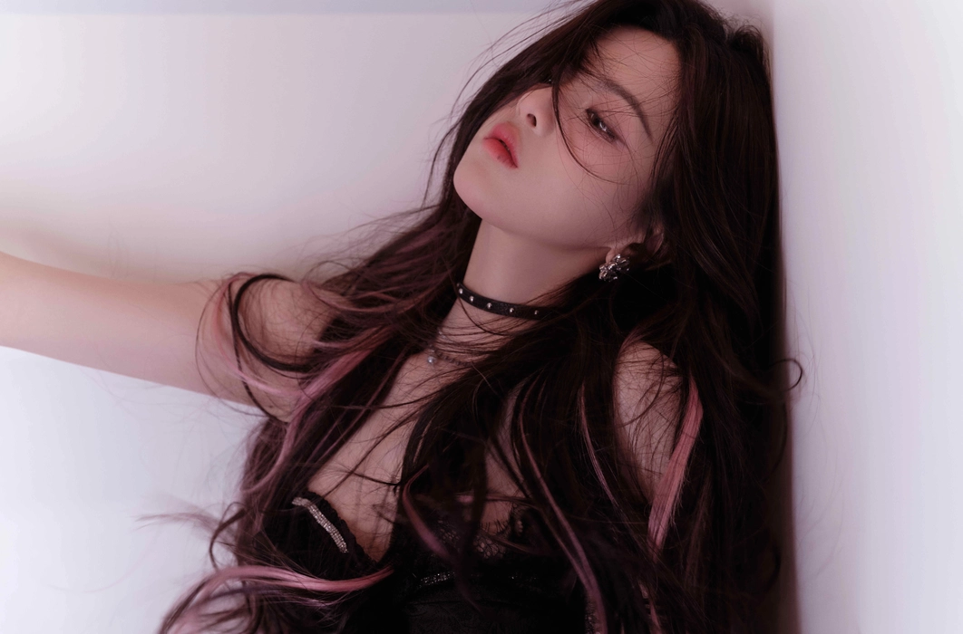 杨超越粉色梦境氛围感写真壁纸