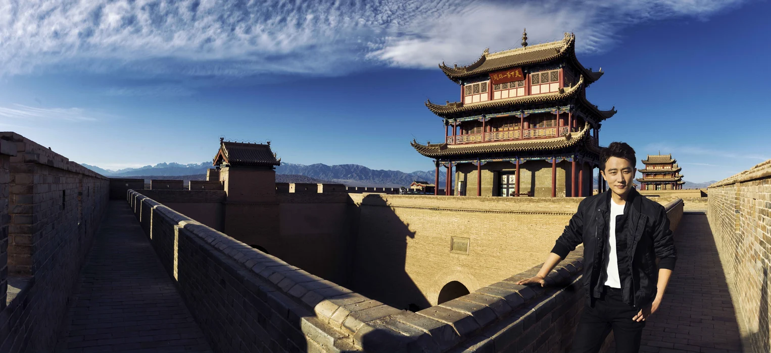 黄轩甘肃旅拍帅气写真图片壁纸