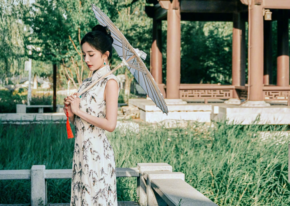 杨幂竹影旗袍氛围感写真图片壁纸