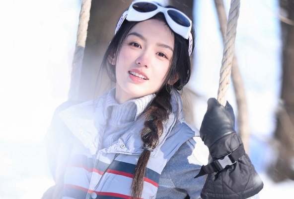 周也浪漫纯白滑雪大片写真壁纸