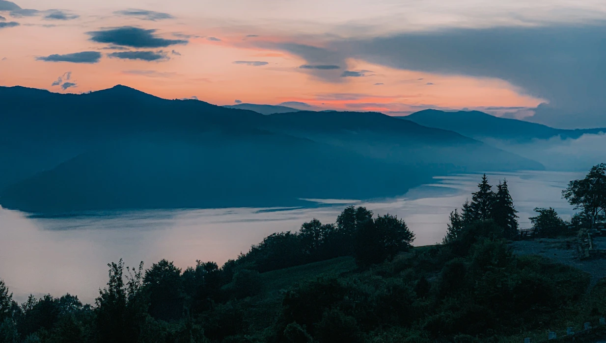 夕阳余晖映山河高清旅游风景桌面