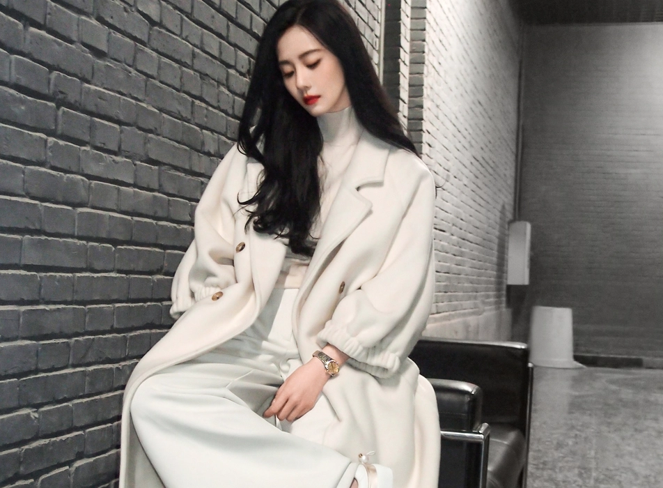 刘诗诗纯白色大衣柔美写真壁纸