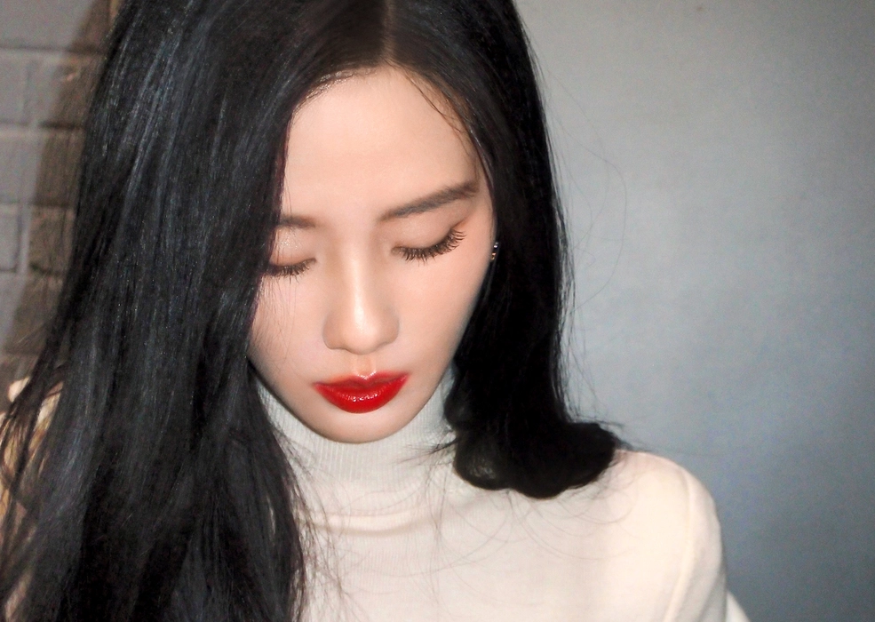 刘诗诗纯白色大衣柔美写真壁纸