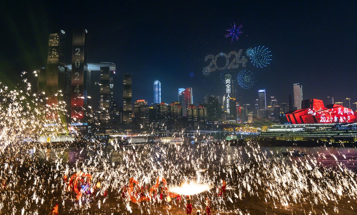 舞龙打铁花春节氛围感图片桌面壁纸