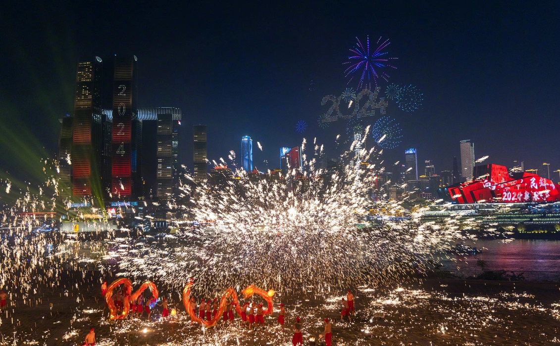 舞龙打铁花春节氛围感图片桌面壁纸