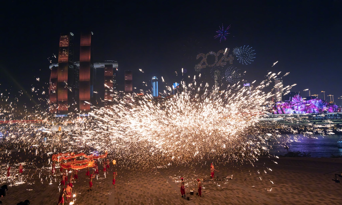 舞龙打铁花春节氛围感图片桌面壁纸