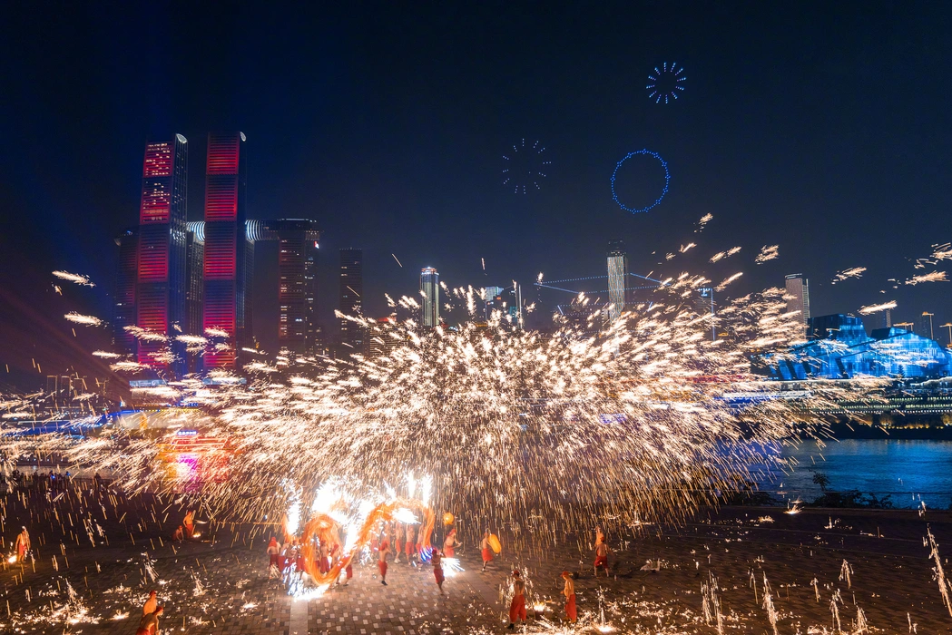 舞龙打铁花春节氛围感图片桌面壁纸