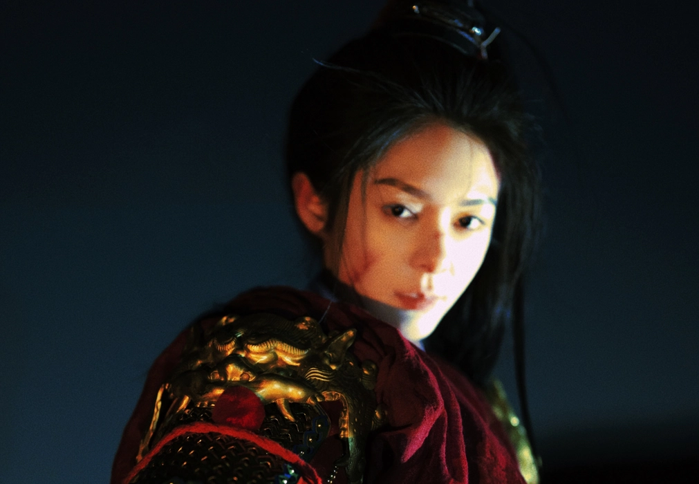 傅菁红衣女将军战损妆图片壁纸