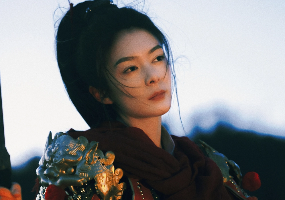 傅菁红衣女将军战损妆图片壁纸