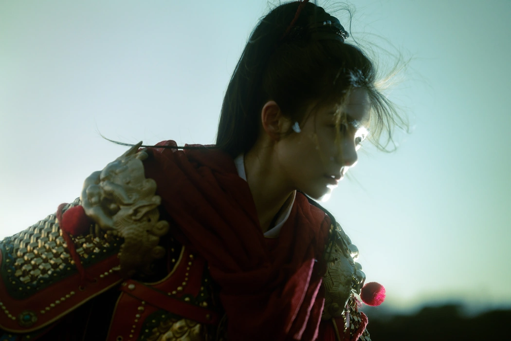 傅菁红衣女将军战损妆图片壁纸