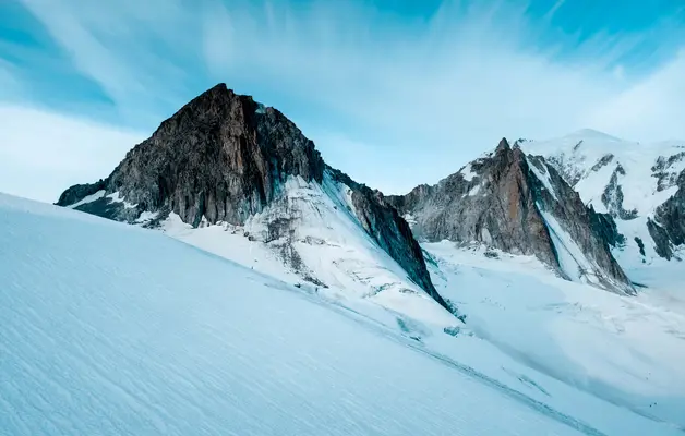 4K巍峨雪山图片旅游风景桌面