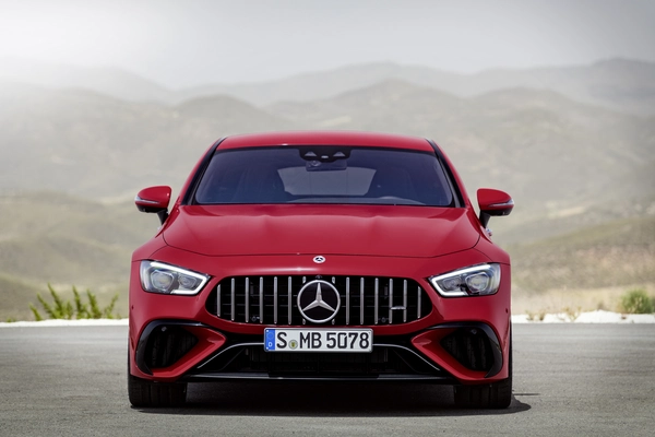 红色梅赛德斯 AMG GT 63 S 跑车壁纸