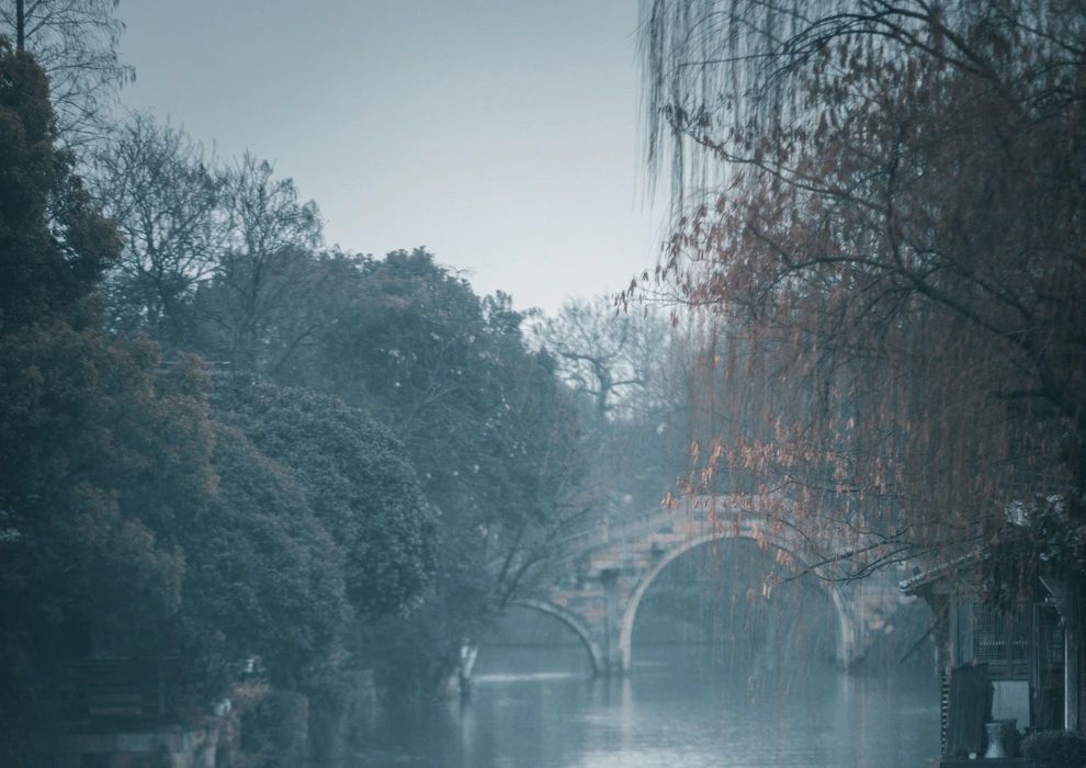 春雨中的乌镇摇橹船旅游风景桌面
