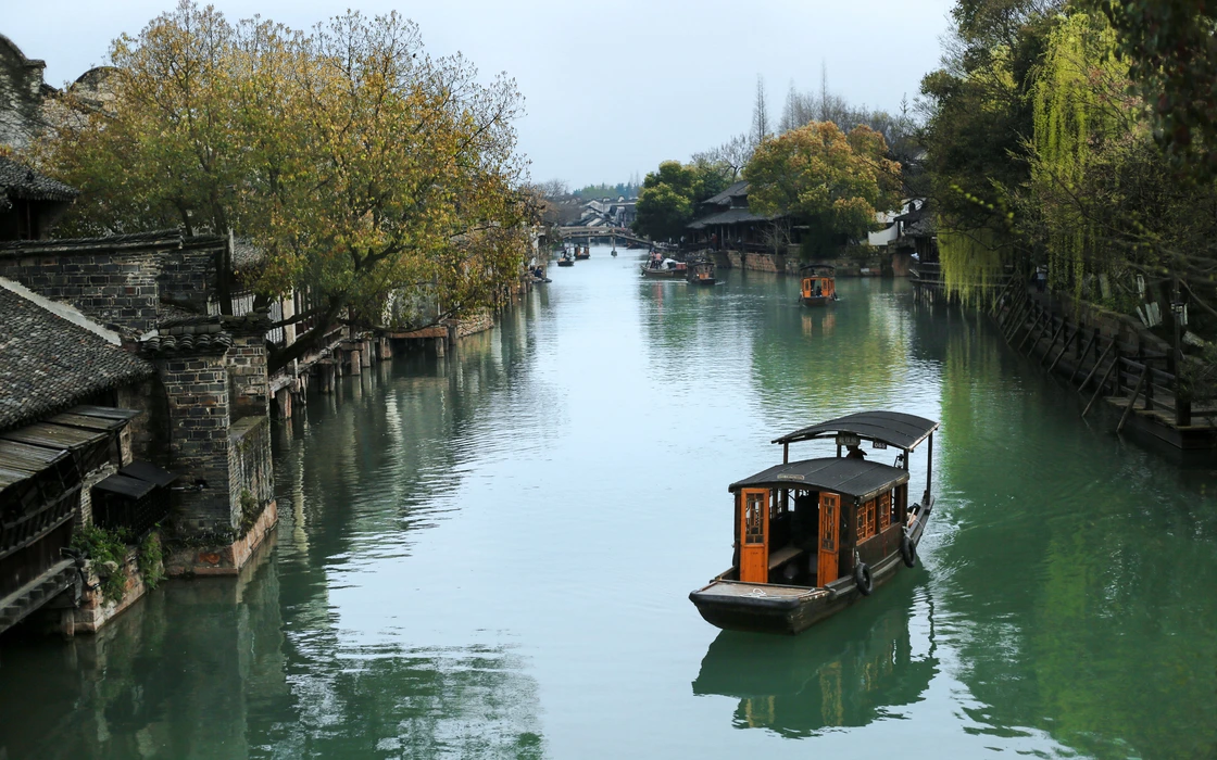 春雨中的乌镇摇橹船旅游风景桌面