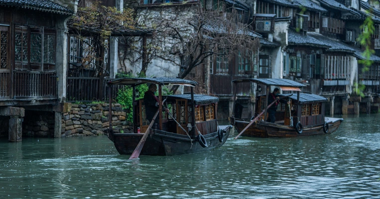 春雨中的乌镇摇橹船旅游风景桌面