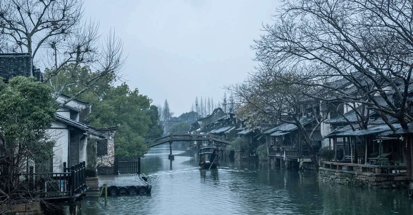 春雨中的乌镇摇橹船旅游风景桌面