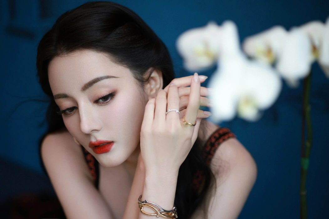 迪丽热巴红色刺绣长裙写真壁纸
