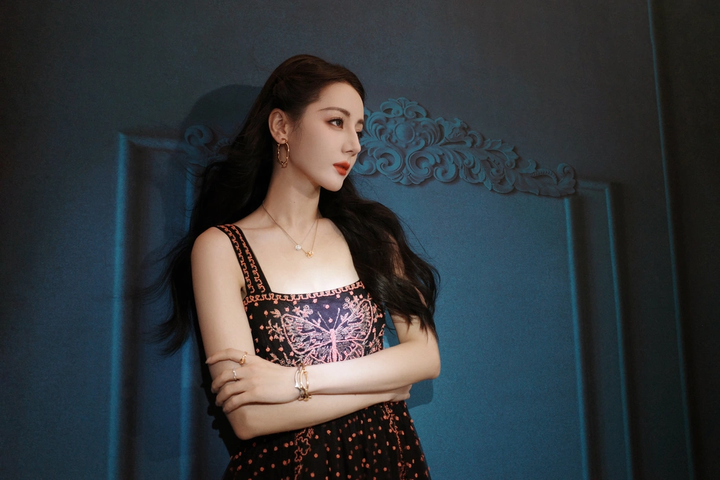 迪丽热巴红色刺绣长裙写真壁纸