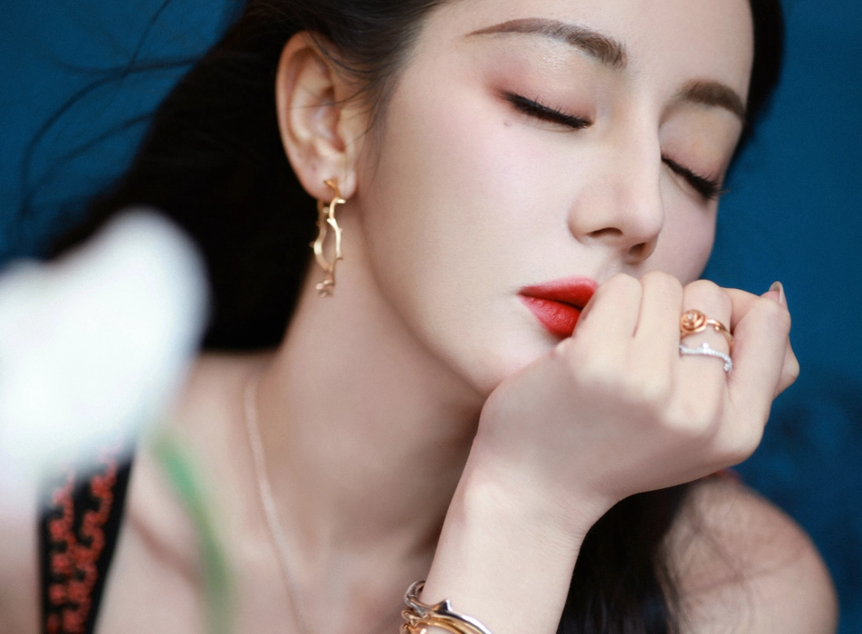 迪丽热巴红色刺绣长裙写真壁纸