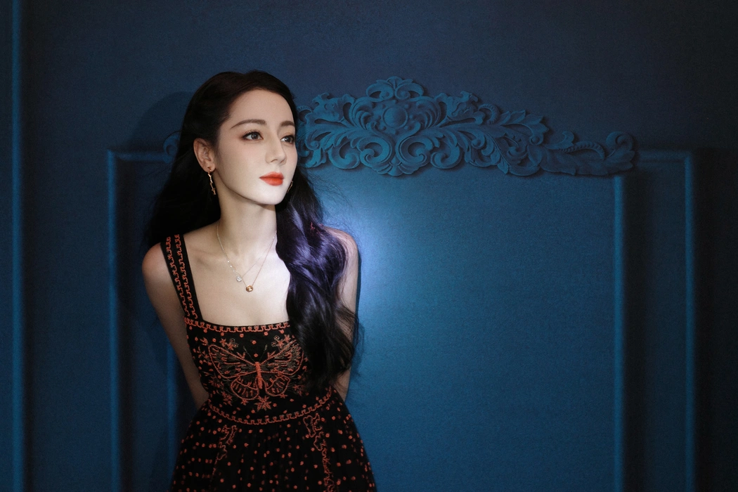 迪丽热巴红色刺绣长裙写真壁纸