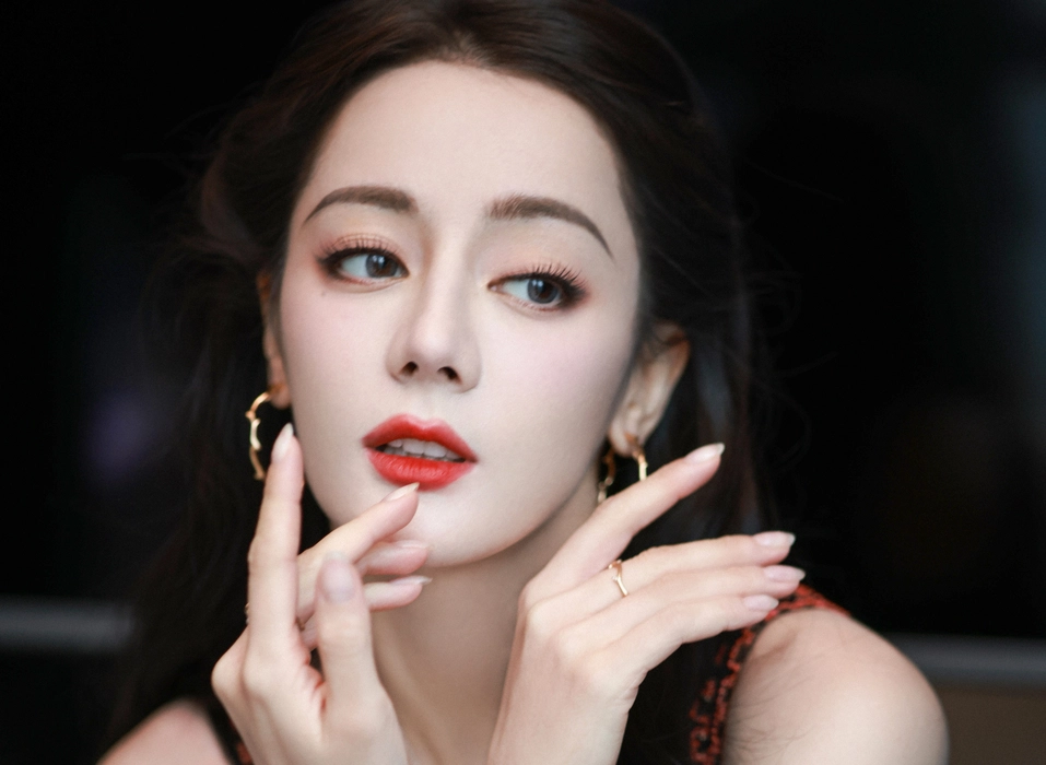 迪丽热巴红色刺绣长裙写真壁纸