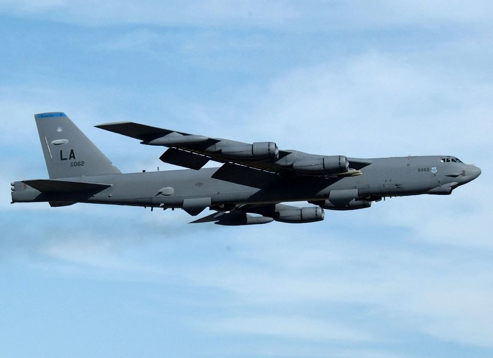 B-52轰炸机高清图片桌面壁纸