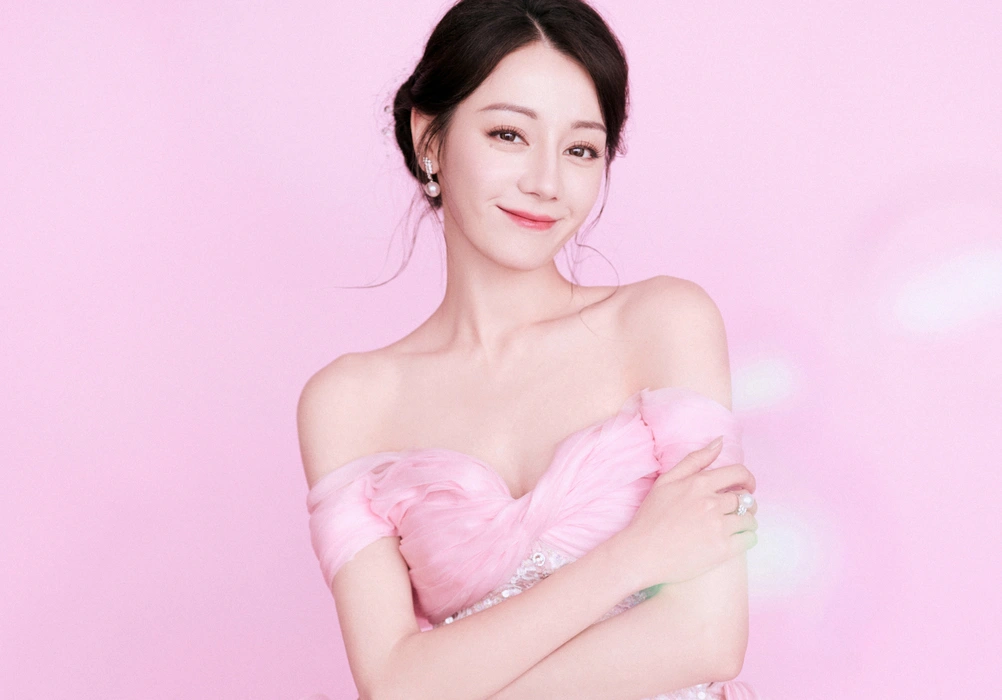 热巴粉色抹胸亮片裙写真图片壁纸
