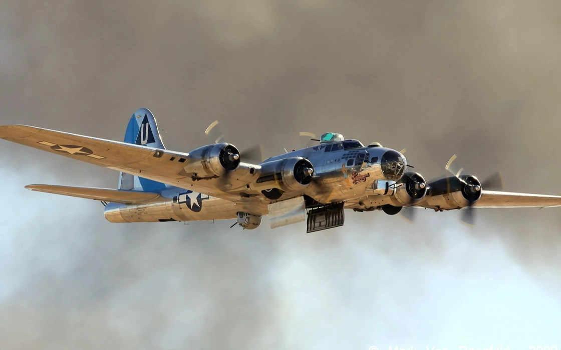 B-17轰炸机（B-17 Bomber）轰炸机图片壁纸