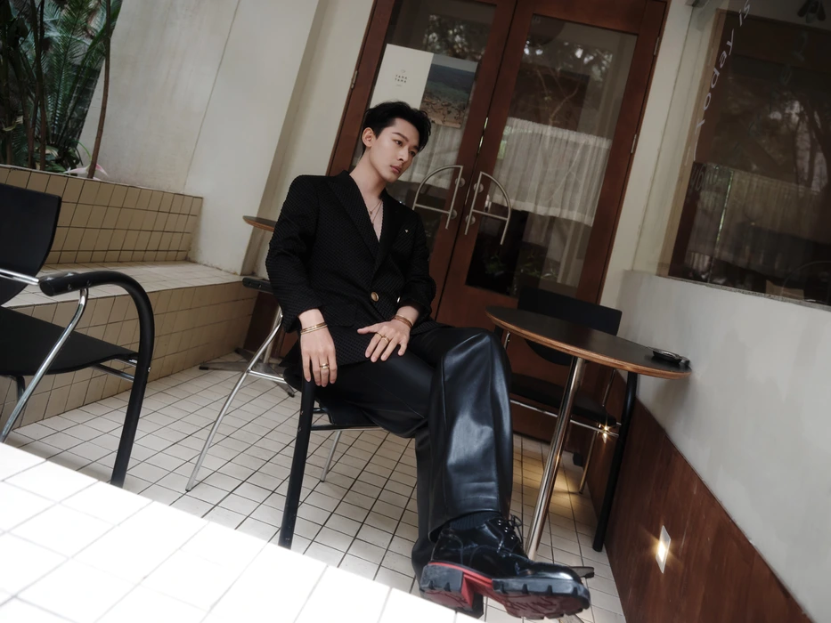 张晚意黑格纹西装写真图片壁纸