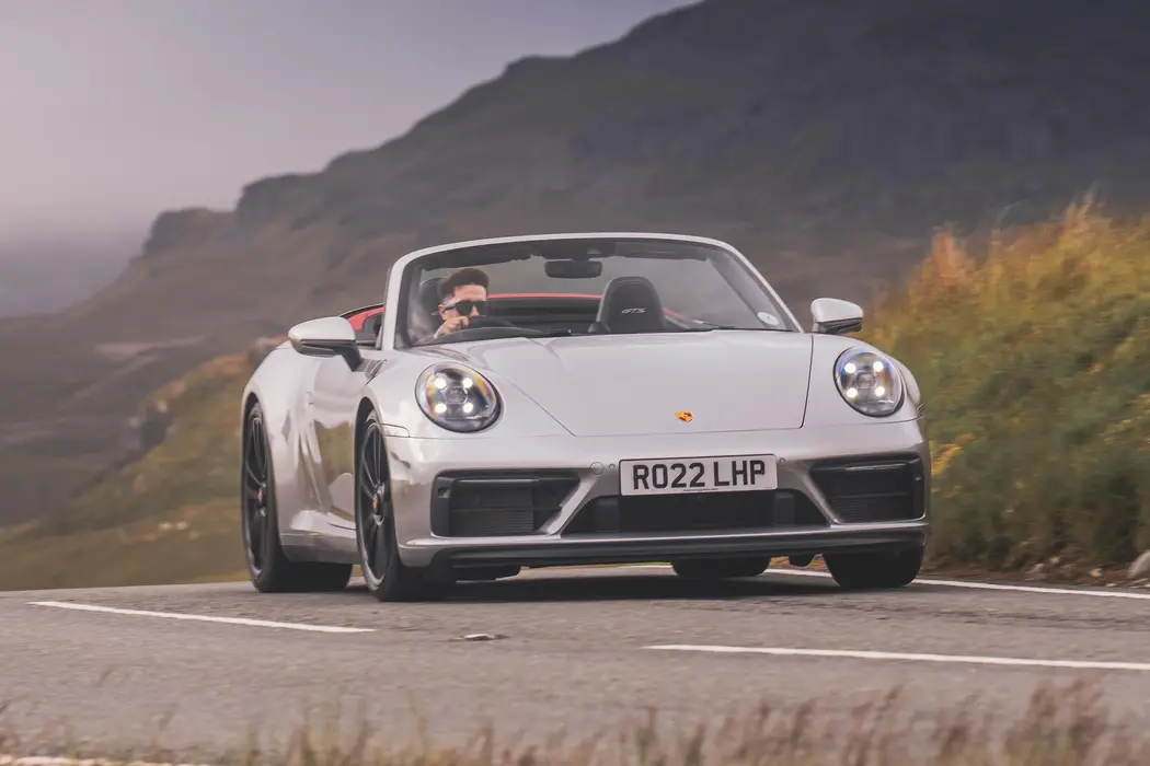 保时捷911 2022款 Carrera GTS Cabriolet 英国版 壁纸