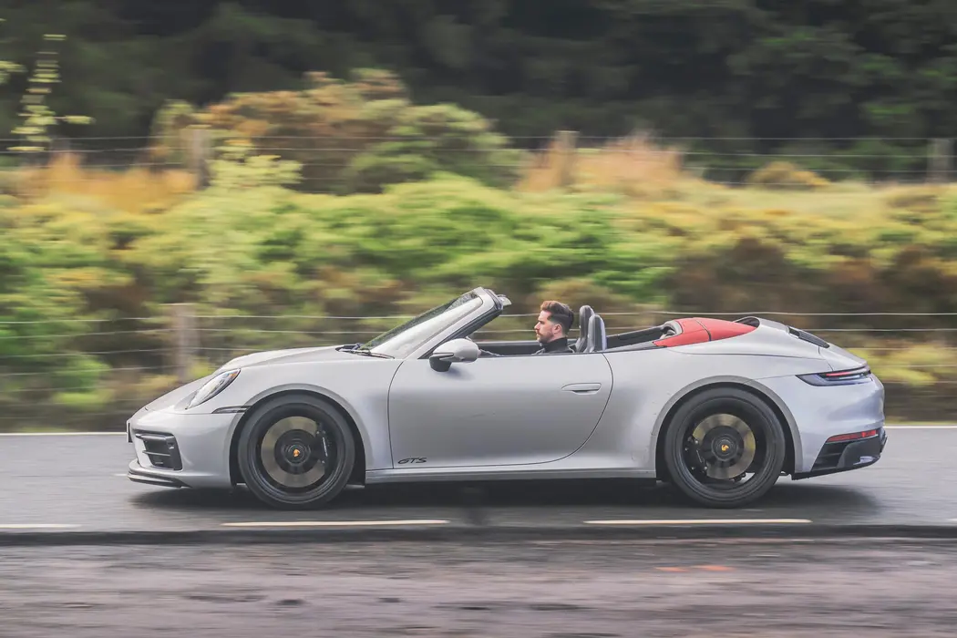 保时捷911 2022款 Carrera GTS Cabriolet 英国版 壁纸