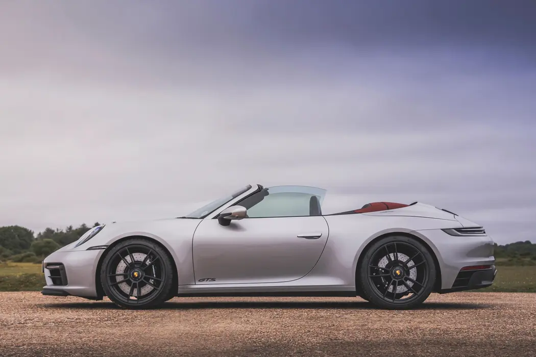 保时捷911 2022款 Carrera GTS Cabriolet 英国版 壁纸