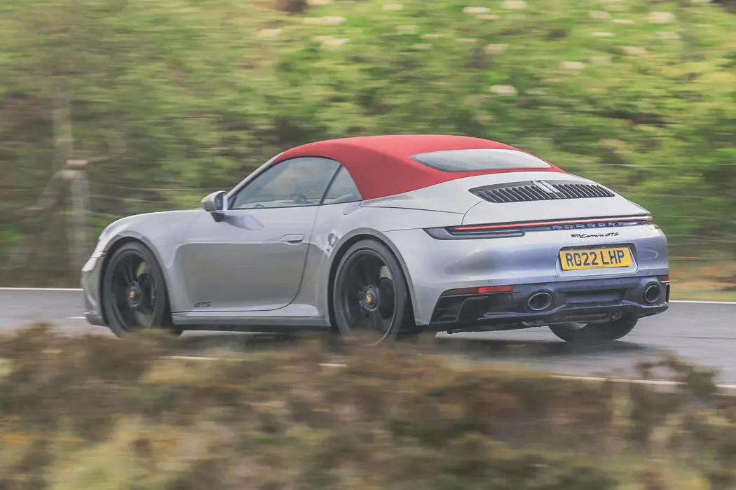 保时捷911 2022款 Carrera GTS Cabriolet 英国版 壁纸