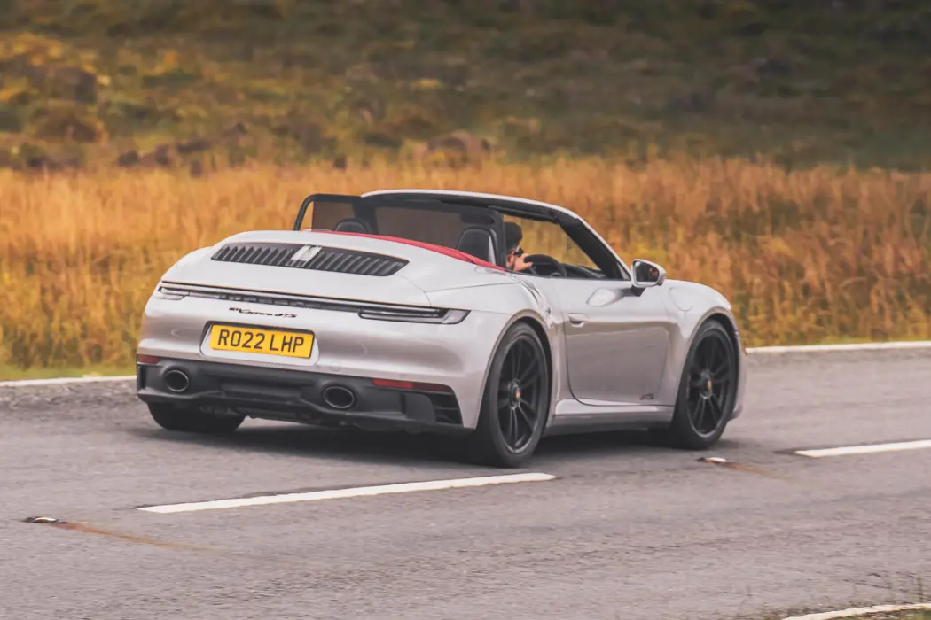 保时捷911 2022款 Carrera GTS Cabriolet 英国版 壁纸
