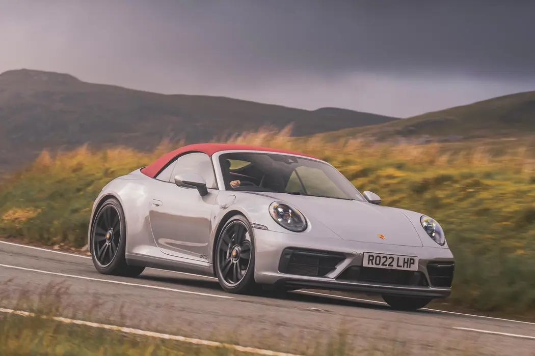 保时捷911 2022款 Carrera GTS Cabriolet 英国版 壁纸