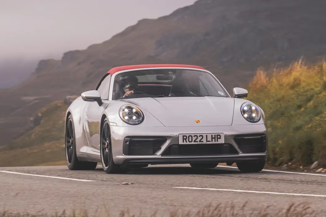 保时捷911 2022款 Carrera GTS Cabriolet 英国版 壁纸