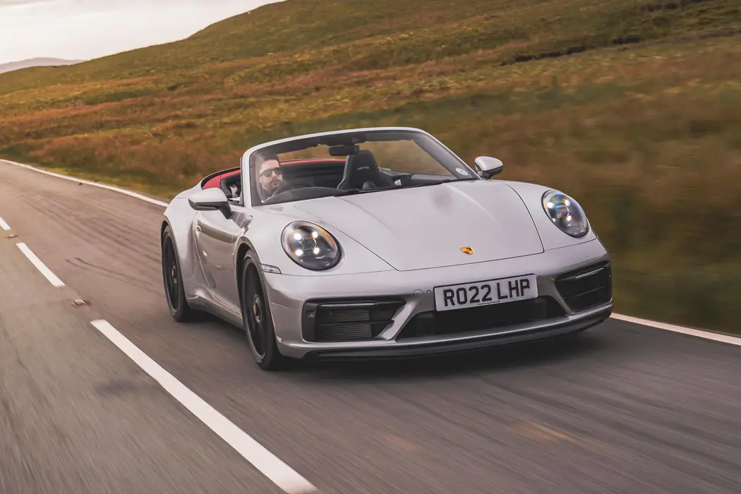 保时捷911 2022款 Carrera GTS Cabriolet 英国版 壁纸