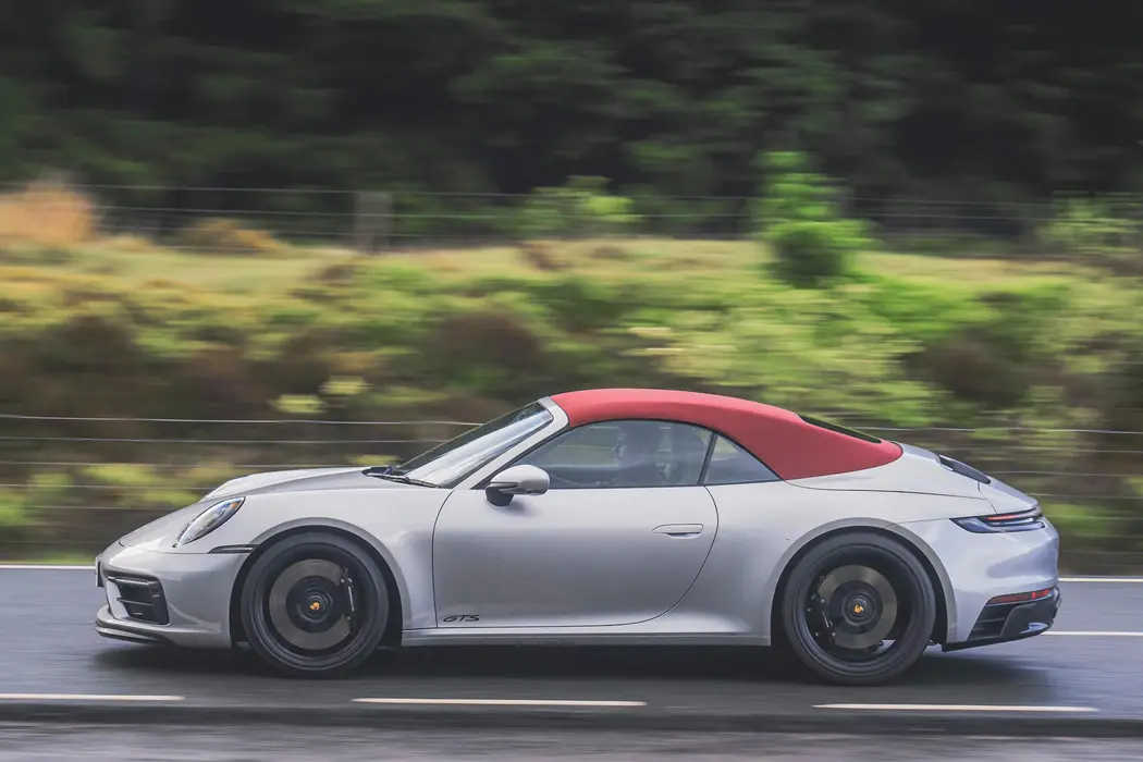 保时捷911 2022款 Carrera GTS Cabriolet 英国版 壁纸