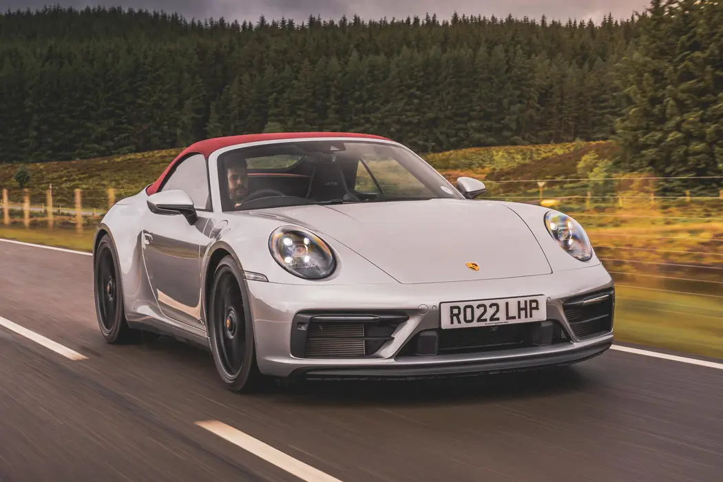 保时捷911 2022款 Carrera GTS Cabriolet 英国版 壁纸
