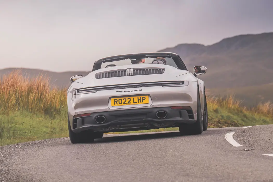 保时捷911 2022款 Carrera GTS Cabriolet 英国版 壁纸