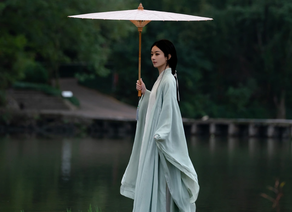 赵丽颖《与凤行》绿衣战袍剧照壁纸