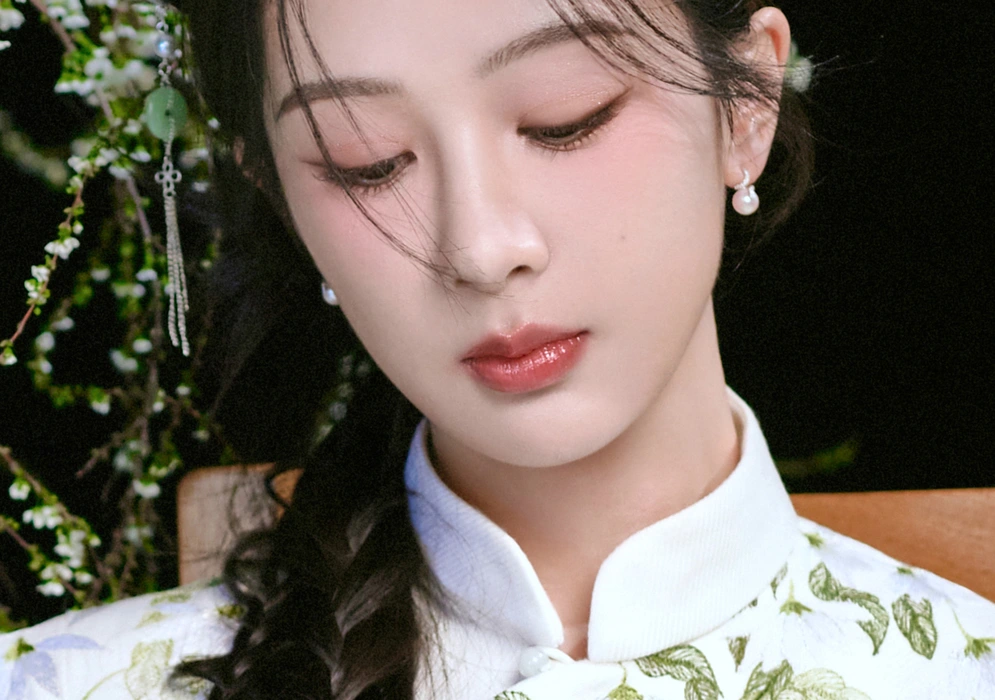 杨紫新中式裙春日写真图片壁纸