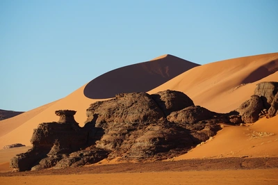 风沙的雕刻岩石沙漠旅游风景桌面