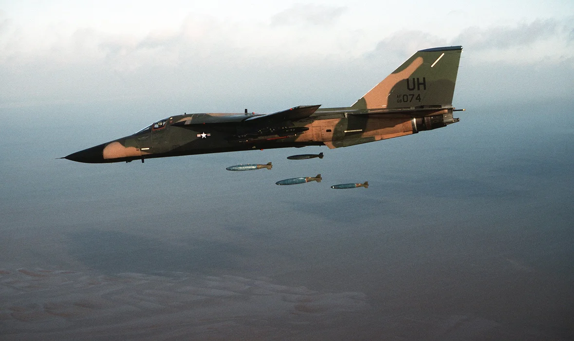 F-111战斗轰炸机（F-111 Aardvark）图片壁纸
